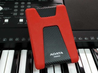 抗震橡膠、三層緩衝保護 ADATA DashDrive Durable HD650