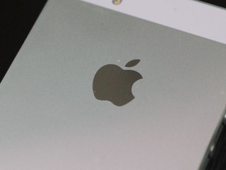 加入疏水疏油塗層保持光潔表面 Apple獲得一項藍寶石屏幕專利