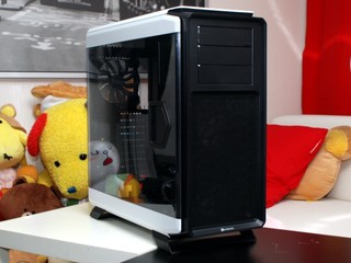 全透明揭門、內籠一覽無遺 CORSAIR Graphite 760T 機箱