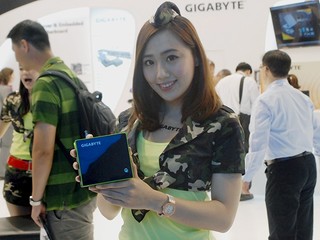 內建 GTX760 核心、三屏幕輸出 GIGABYTE BRIX Gaming Mini-PC
