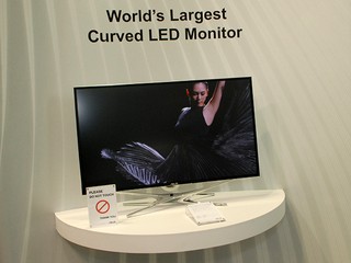 ASUS 展出全球最大弧面 LED 屏幕 配合 32 吋 WQHD 解像度成為焦點