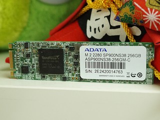 M.2 介面、更纖薄更輕巧 ADATA SP900 M.2 2280 固態硬碟