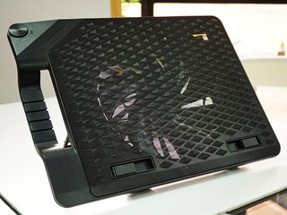 天時暑熱、行動電腦也降溫 Cooler Master ERGOSTAND III 散熱板