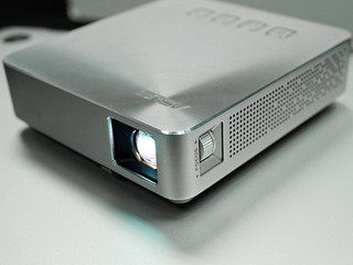 內置電池、隨時隨地投射放送 ASUS S1 便攜式 LED 投影機