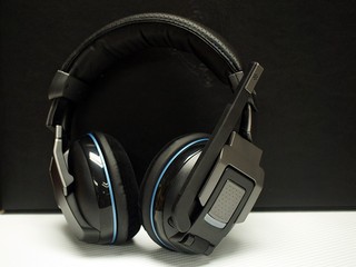 杜比 7.1 聲道、佩戴舒適貼服 CORSAIR Vengeance 2100 Headset