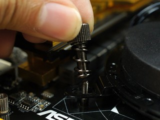 防掉設計、安裝更簡易 Antec KÜHLER H2O 新扣具推出