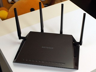 四天線 2.33Gbps 無線頻寬 Netgear  Nighthawk X4 R7500