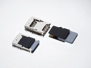 節省空間 將兩種卡功能合而為一  Molex microSD/micro-SIM 組合式連接器