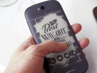 雙面屏幕 與別不同的實用設計 俄羅斯國寶級手機 YotaPhone 2 亮相