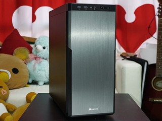 金屬拉絲表面、厚實吸噪內層 Corsair Carbide Series 330R Titanium Edition