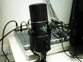 即插即用、专业级录音质素 RAZER SEIREN 数位 USB 麦克风