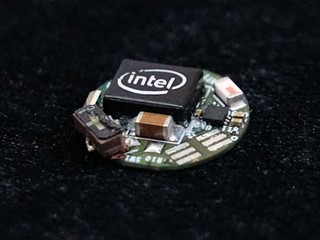 INTEL 全力推動「CURIE」模組開發 IDF大會上示範辨識手部動作控機械人