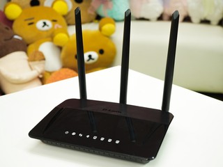 重返平躺式機身、3 根外置式天線 D-LINK DIR-859 無線路由器