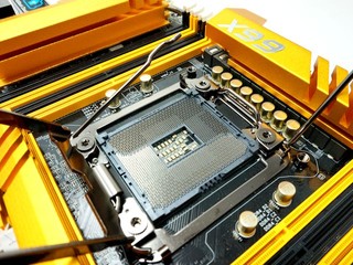 追加 OC Socket、USB 3.1 ASRock X99 OC Formula/3.1主機板