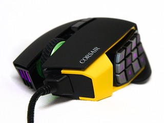 12 組多功能機械側鍵、超貼服操控 Corsair Scimitar RGB 電競滑鼠