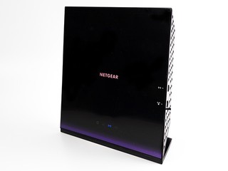 隱藏式天線、直立機身極具時尚感 Netgear R6250 AC1600 無線路由器