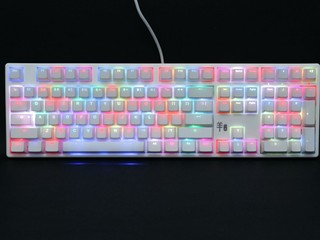 全白外觀配以 Cherry MX RGB 機械軸 Ducky 全新「羊年限定版」鍵盤 全白外觀配以 Cherry MX RGB 機械軸 Ducky 全新「羊年限定版」鍵盤