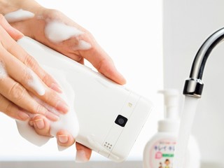 以「可用皂液清洗」為賣點的手機 Kyocera DIGNO rafr 智能手機
