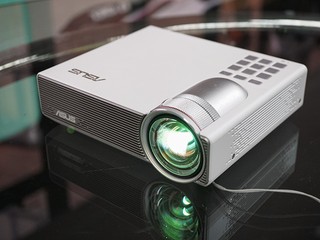 超大電量、實現 100% 無線操作 ASUS P3B 便攜式投影機