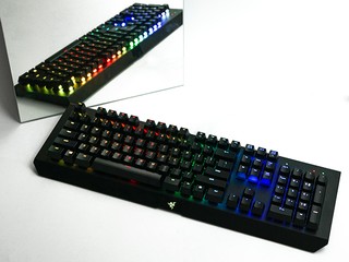 金屬表面配懸浮軸設計、彩光更搶眼 Razer BlackWidow X Chroma