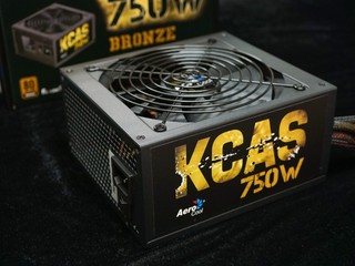 銅牌級數、半模組特長蛇網接線 AeroCool KCAS Modular 電源供應器