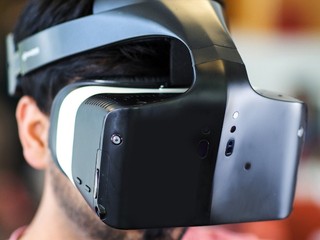 融合RealSense 镜头提供MR效果 Intel 公佈 Project Alloy 无线装置