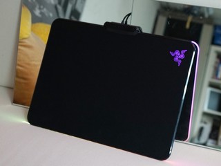 底部透出7彩炫光点缀 顶级滑鼠必配 RAZER FIREFLY 幻彩鼠垫布质版