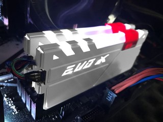 AURA RGB 同步光效 GEIL EVO X DDR4 記憶體-白色別注版 AURA RGB 同步光效 GEIL EVO X DDR4 記憶體-白色別注版