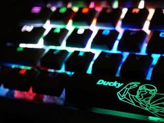 雙側光效、背光強化 懸浮式鍵帽 Ducky SHINE 6 別注版銀軸電競鍵盤