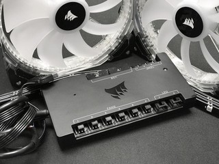 風扇溫控 + RGB 同步擴展 CORSAIR Commander Pro 控制器
