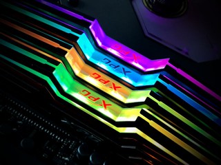 支援 RGB 光效同步 ADATA XPG Spectrix D40 記憶體