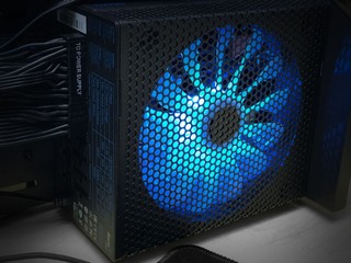 94% 效率、RGB 光效 AeroCool Project 7 650W Platinum