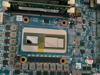疑似實物圖首度曝光!! Intel + AMD 新型 MCM 處理器