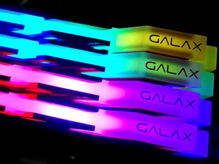支援 Mystic Light Sync GALAX Gamer III D4-2400 8G RGB 記憶體