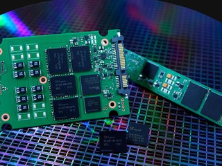 採用 72 層 512Gb 3D NAND Flash SK-Hynix 打造最大 4TB 容量企業級 eSSD 採用 72 層 512Gb 3D NAND Flash SK-Hynix 打造最大 4TB 容量企業級 eSSD