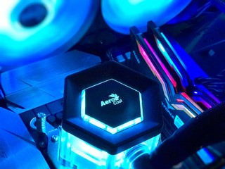 可填充冷液、RGB 同步 AeroCool Project 7 L240 一體式水冷