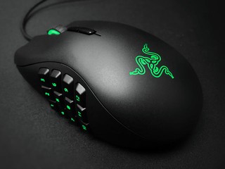 3 組可互換側板、19 個編程按鈕 Razer NAGA Trinity 電競滑鼠