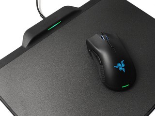 輕巧、無電池式的無線充電體驗 Razer MAMBA + Firefly HyperFlux 套裝
