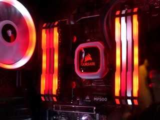 RGB 大升級!! 全幅導光燈條內嵌 10 組 LED   Corsair VENGEANCE RGB PRO DDR4 記憶體