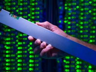 最大 32TB 容量，1U 伺服器裝到 32 隻!! Intel 發佈 30cm 長間尺型 SSD DC P4500