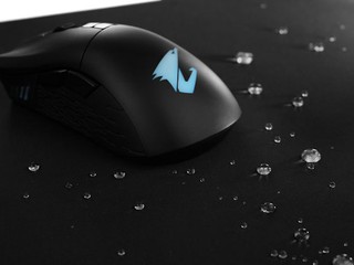 特長尺吋 防潑水塗層加持 GIGABYTE AORUS AMP900 電競滑鼠墊