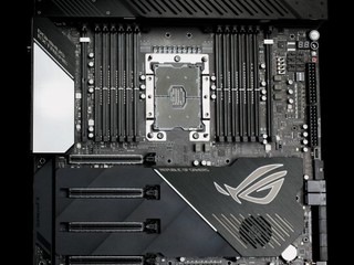 12 組 DIMM 插槽、支援 192GB DDR4 記憶體 ROG Dominus Extreme 完美支援 28 核 Xeon W-3175X