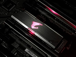 極速讀寫 + RGB Fusion 燈效 GIGABYTE AORUS RGB M.2 NVMe SSD