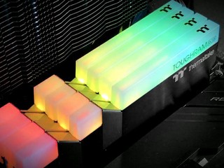 DDR4-5100 風冷 OC 不是夢 Thermaltake TOUGHRAM RGB DDR4-4400 16GB Kit DDR4-5100 風冷 OC 不是夢 Thermaltake TOUGHRAM RGB DDR4-4400 16GB Kit