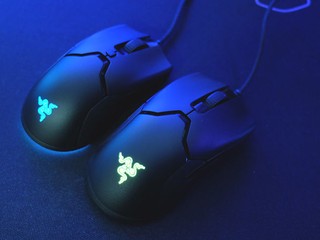 【無滑鼠 Fit 手型?!Razer 話你知手細並唔係罪!!】 Razer 全新超輕迷你版 Viper Mini 滑鼠登場
