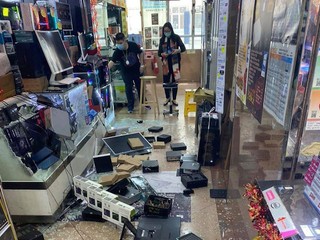 【腦場掃地僧 ㊙️】高登數碼被人刑毁 🤯 亂棍扑玻璃貨物滿地 據聞尋仇、警已報