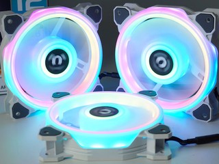 54 顆 LED、4 環燈效 Thermaltake Riing Quad 12 RGB 風扇 54 顆 LED、4 環燈效 Thermaltake Riing Quad 12 RGB 風扇