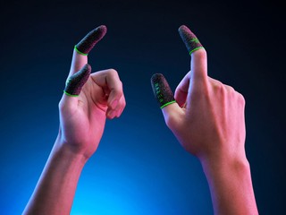 【電莖損手專用 !? 讓那些汗濕的手指遠離屏幕】 Razer Gaming Finger Sleeve 指套賣 $9.99 美元 【電莖損手專用 !? 讓那些汗濕的手指遠離屏幕】 Razer Gaming Finger Sleeve 指套賣 $9.99 美元