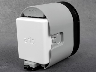 Arlo Pro 4 聚光燈無線攝影機