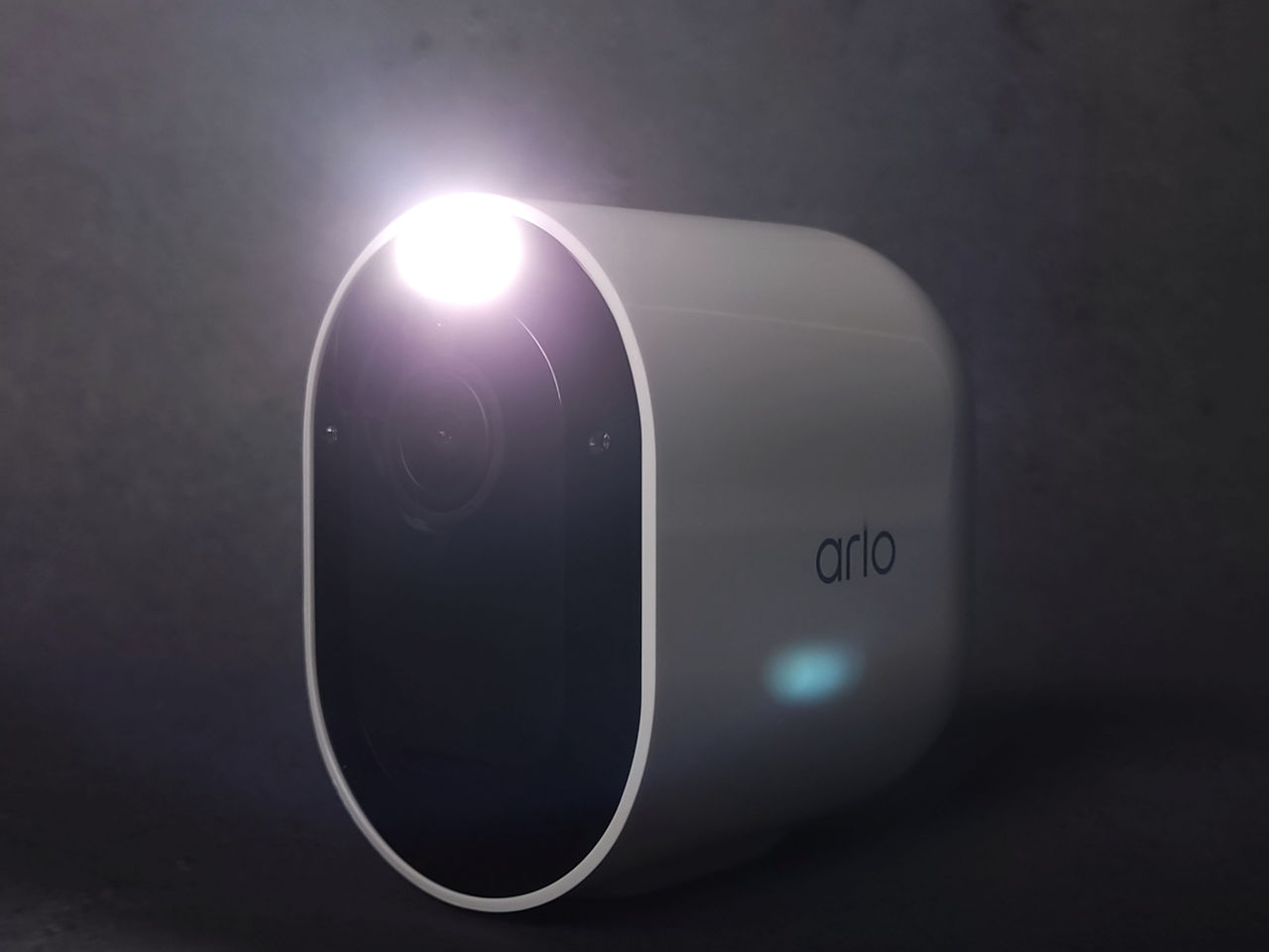 Arlo Pro 4 聚光燈無線攝影機